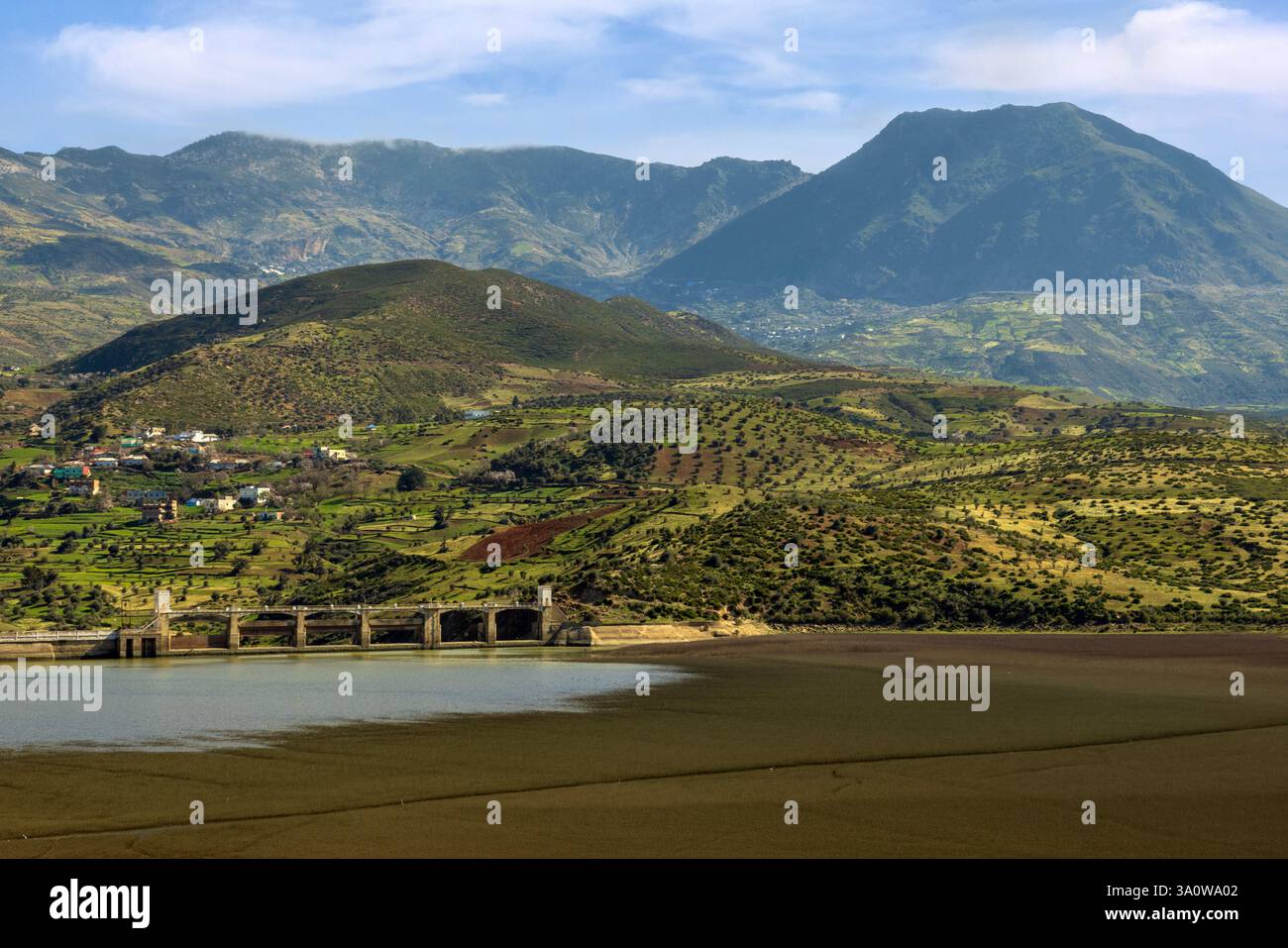 Il fiume e la diga Oued Laou vicino a Chefchaouen, in Marocco, sono circondati da un paesaggio montuoso e famosi per la cucina del pane locale. Foto Stock