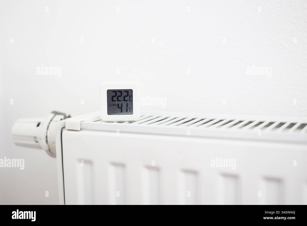 sensore di temperatura, termometro su un radiatore di riscaldamento. 22 gradi, temperatura ambiente. centralina riscaldamento, termostato Foto Stock