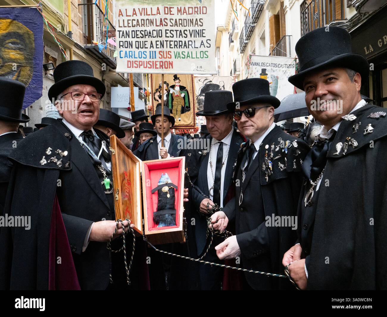 Madrid, Spagna. 5 marzo 2025. Membri della confraternita "la alegre cofradia del entierro de la sardina" che mostrano la sardina nella sua bara. © Valentin Sama-Rojo/Alamy Live News. Foto Stock