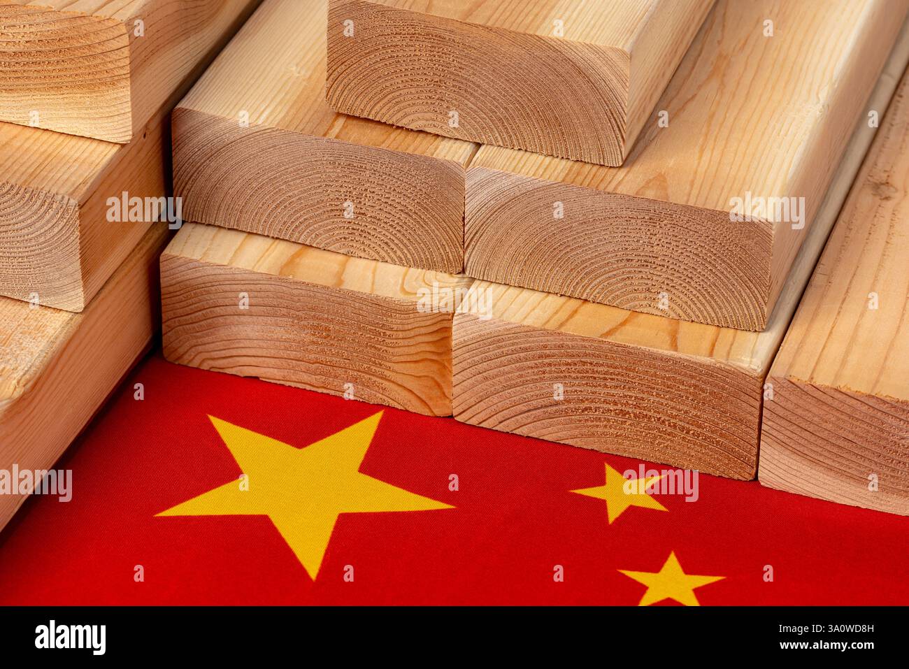 Legname da costruzione con bandiera della Cina . Tariffe commerciali, divieto di importazione e concetto di guerra commerciale. Foto Stock