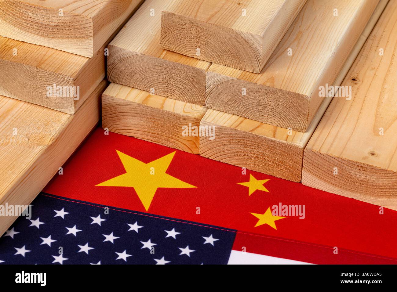 Legname da costruzione con bandiere degli Stati Uniti e della Cina . Tariffe commerciali, divieto di importazione e concetto di guerra commerciale. Foto Stock