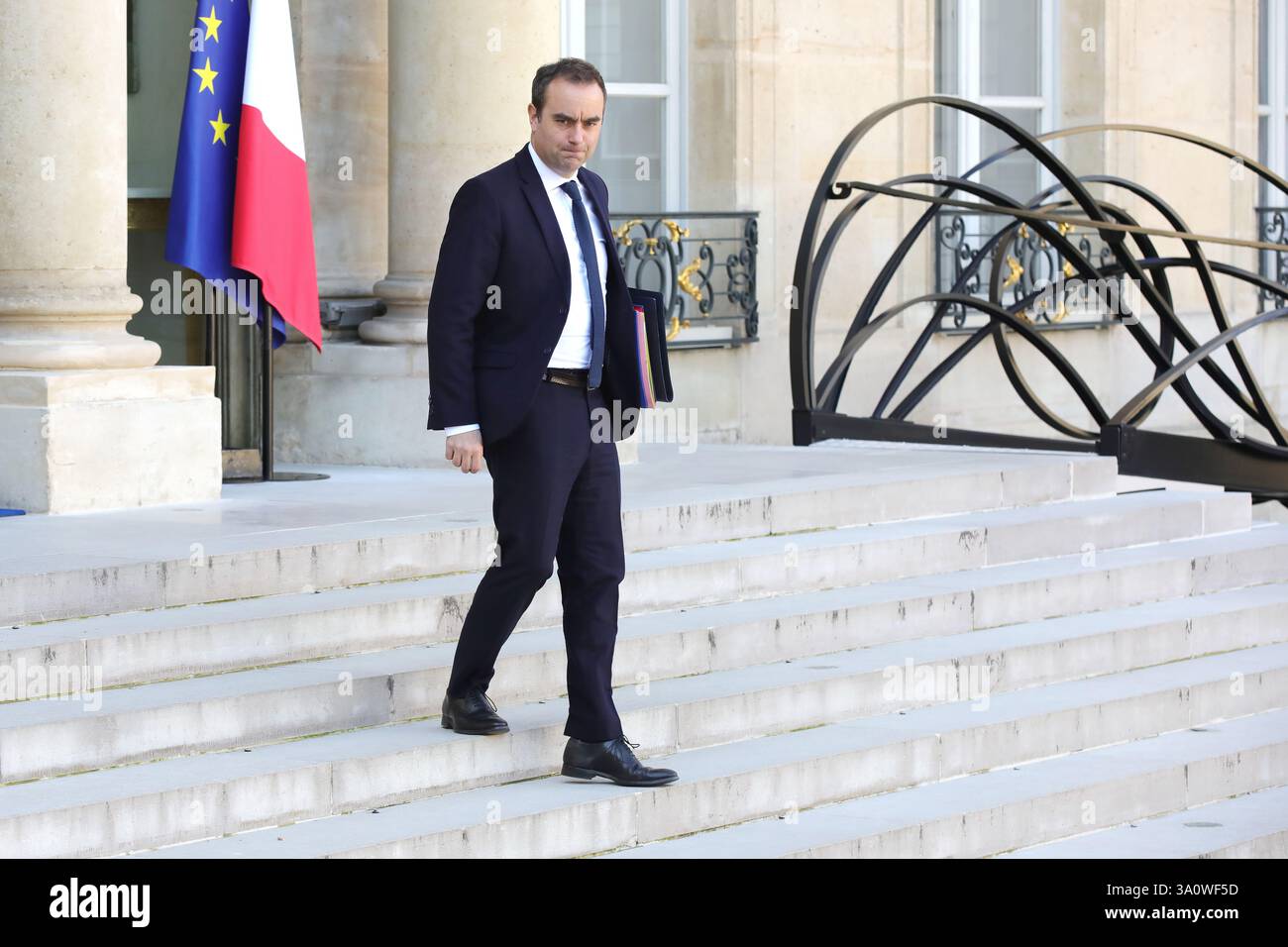 Parigi, Francia il 5 marzo 2025, uscita dal Consiglio dei ministri francese, Sébastien Lecornu, ministro delle forze armate. Crédit Francois Loock/Alamy Live News Foto Stock