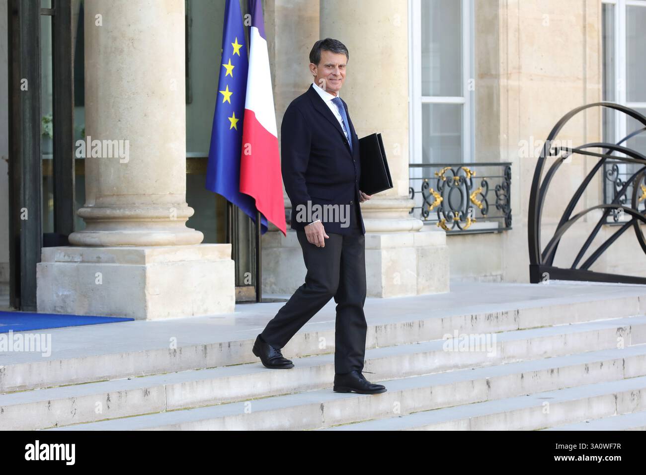 Parigi, Francia, il 5 marzo 2025, uscita dal Consiglio dei ministri francese Manuel Valls, ministro d'oltremare. Crédit Francois Loock/Alamy Live News Foto Stock