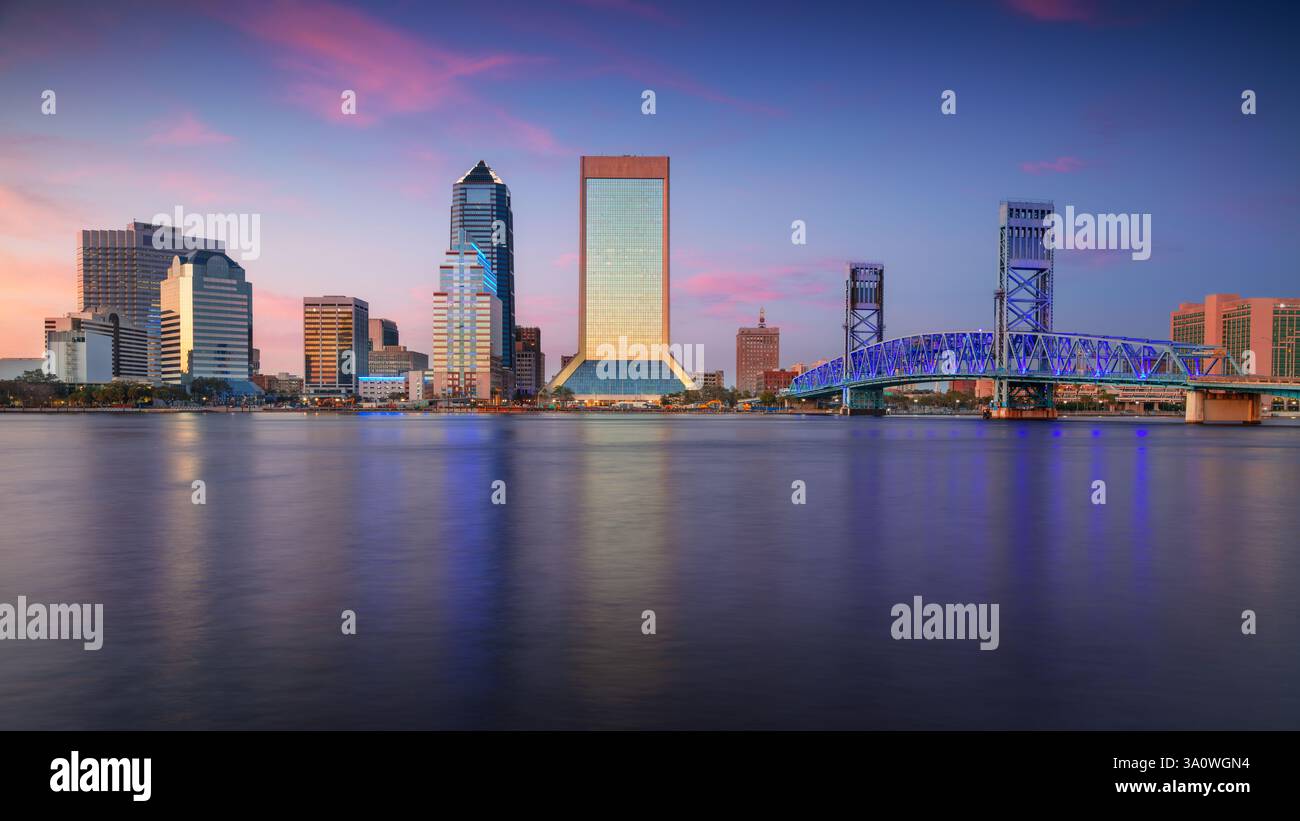 Jacksonville, Florida, Stati Uniti. Immagine del paesaggio urbano di Jacksonville, Florida, con riflessi dello skyline della città nell'acqua al tramonto. Foto Stock