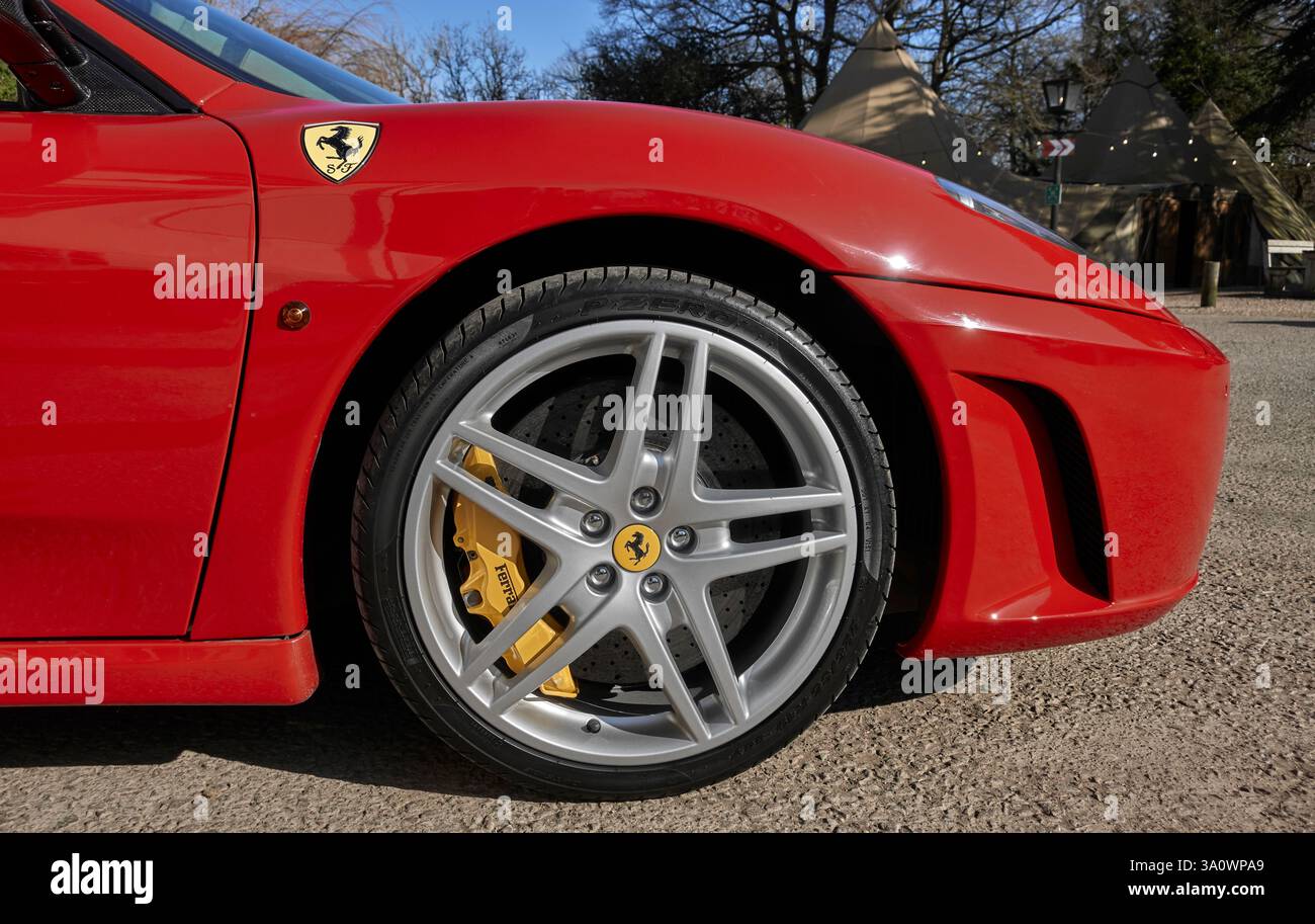 Ferrari F430 F1 ragno in rosso 2008. Pinza freni, ruota anteriore e logo parafango. Foto Stock
