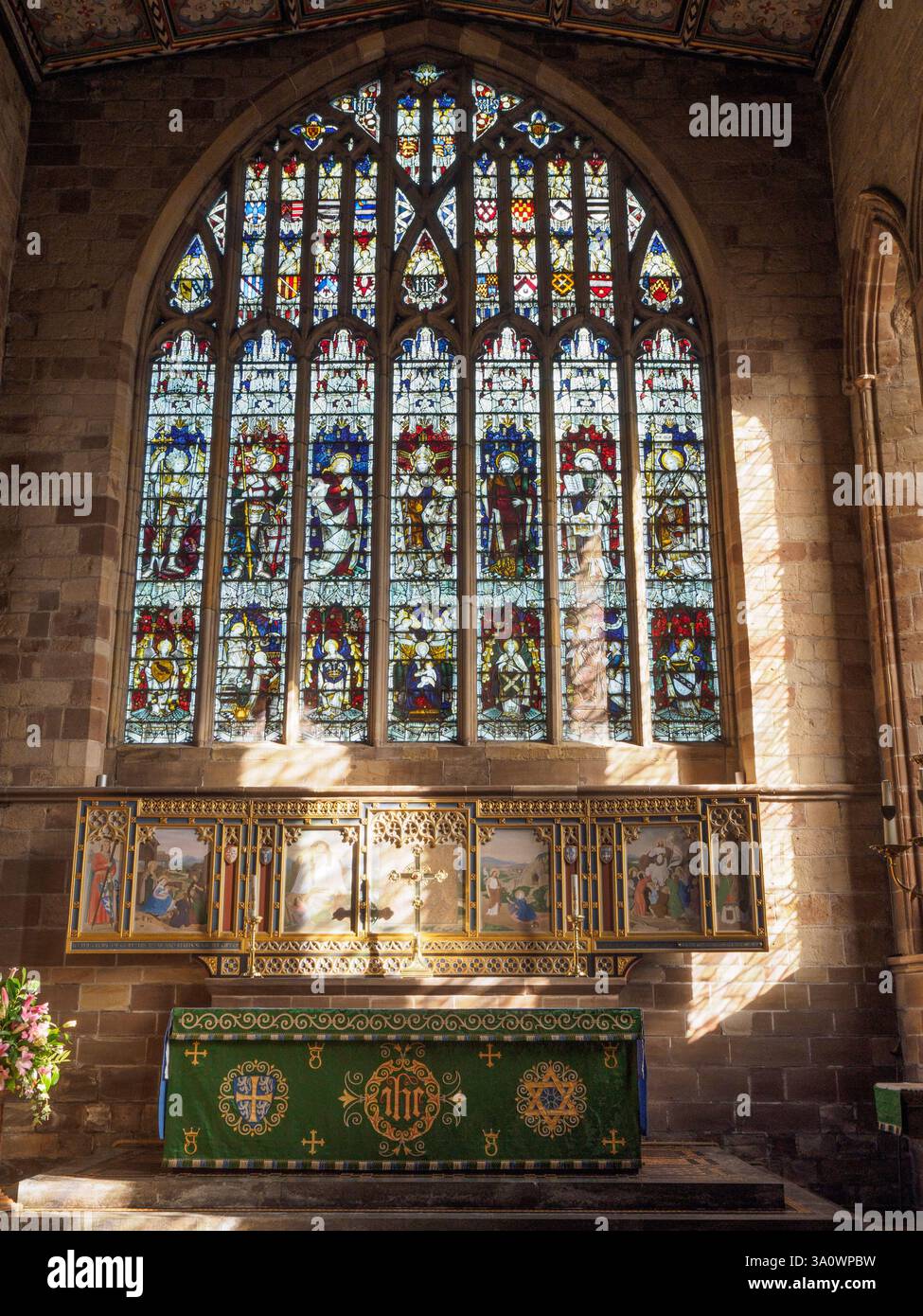 La finestra est della chiesa di St Oswald, Ashbourne Foto Stock