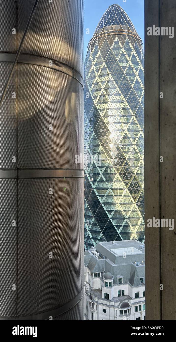 Vista dell'edificio londinese The Gherkin (30 St Mary Axe), dal Lloyd's Building (1 Lime St) Foto Stock
