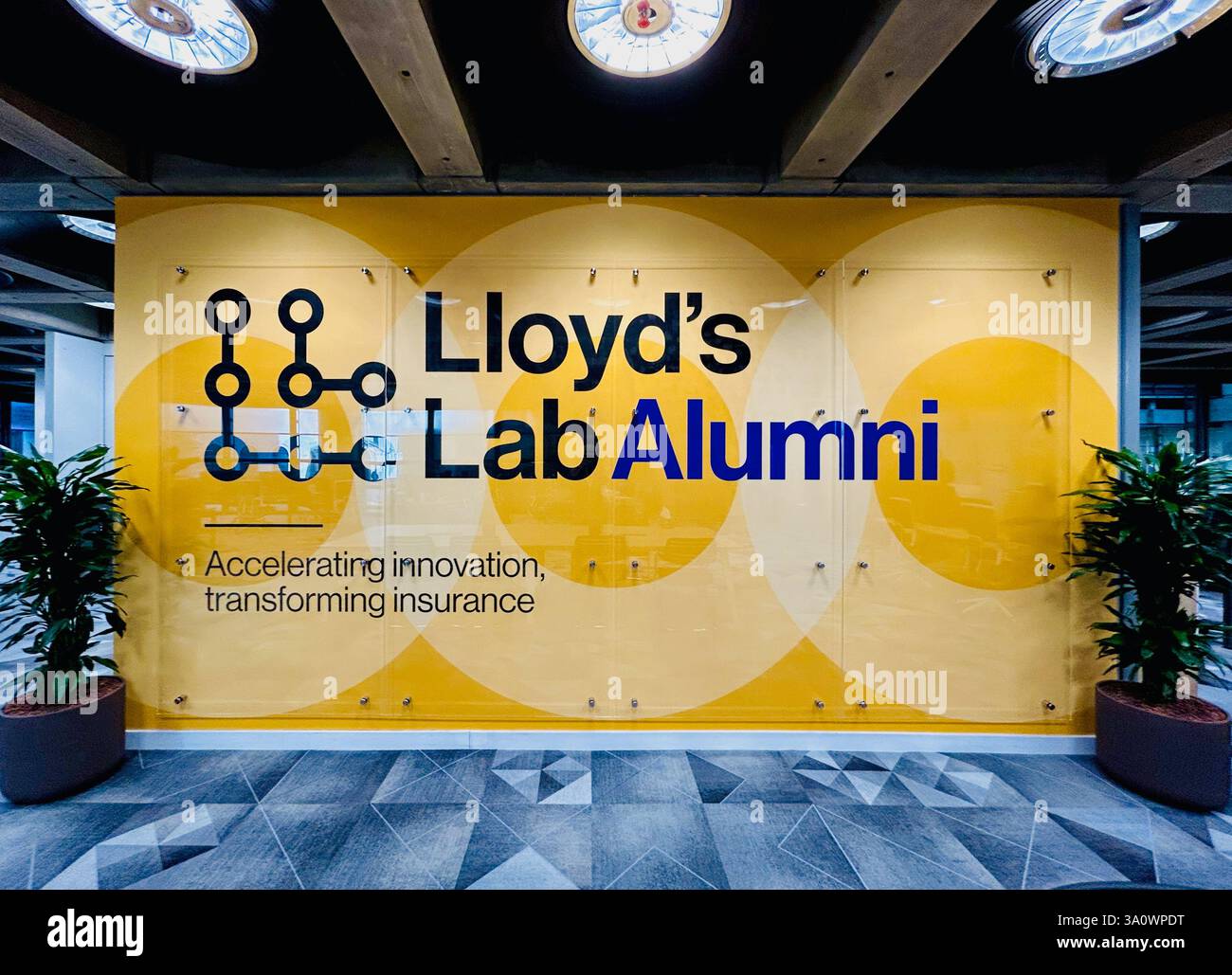 Cartello "Lloyd's Lab Alumni" sul muro del Lloyd's Lab Business Accelerator, Lloyd's Building (1 Lime St), Londra Foto Stock