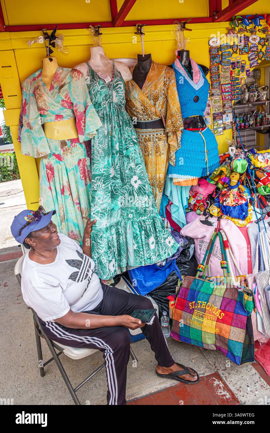 Charlotte Amalie, Saint St. Thomas, Isole Vergini americane USVI, Veteran's Drive, Vendor's Plaza Market Market, Black African Woman Resident, stand di souvenir Foto Stock