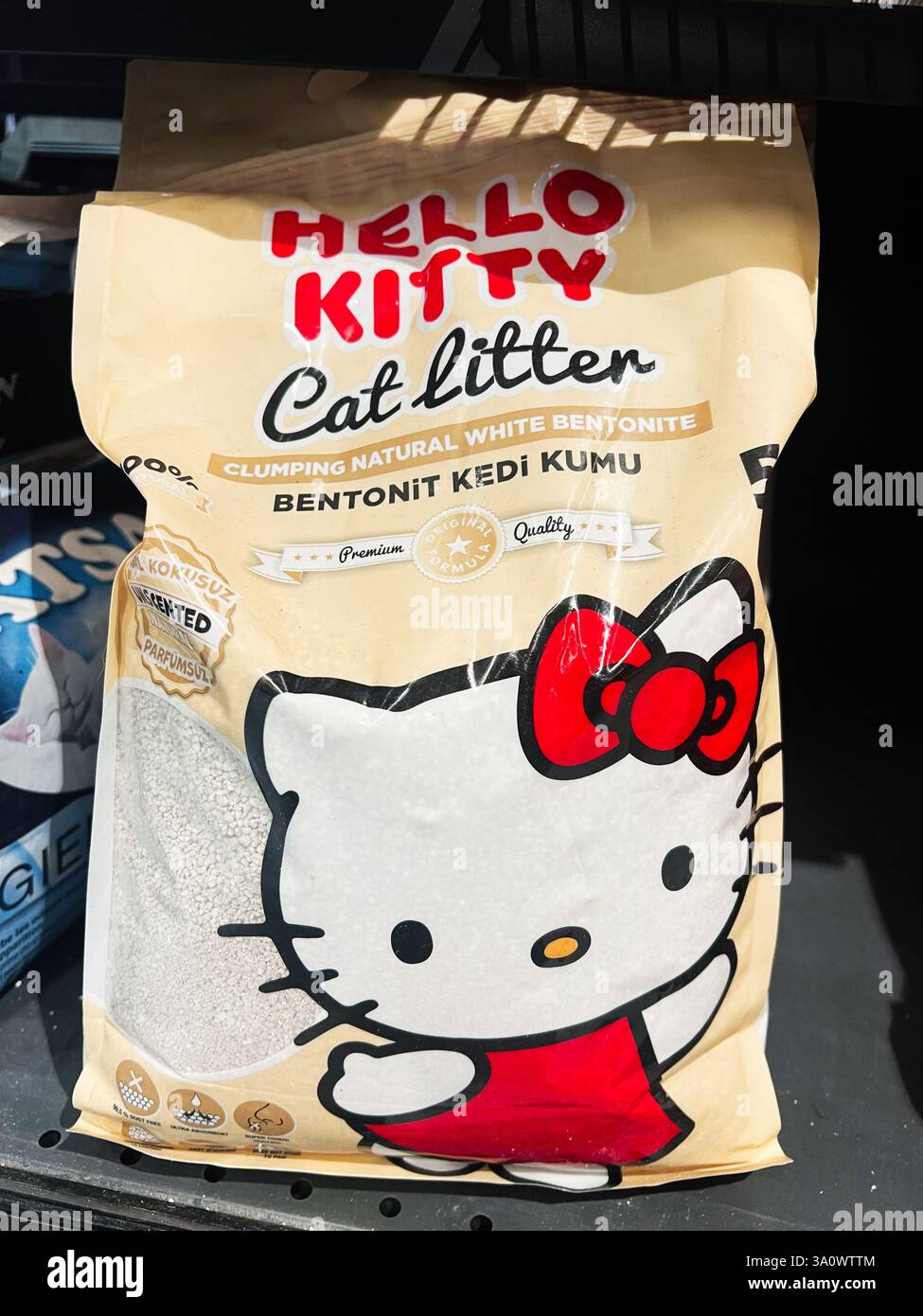 Kiev, Ucraina - 4 marzo 2025: Una borsa di lettiera gatto Hello Kitty con bentonite bianca, esposta su uno scaffale Foto Stock