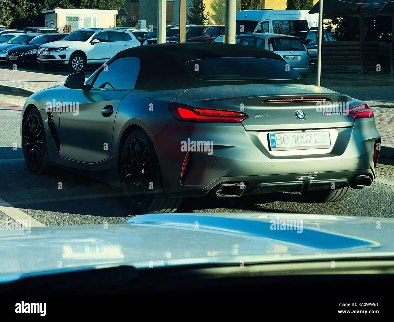 Kiev, Ucraina - 4 marzo 2025: Un'elegante e moderna BMW Z4 che offre un design sofisticato e dettagli automobilistici di alta qualità. Foto Stock