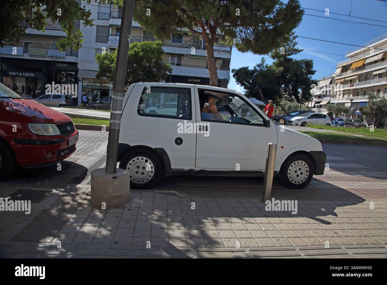 Autista parcheggiato e che utilizza un telefono cellulare Glyfada Atene Attica Grecia Foto Stock