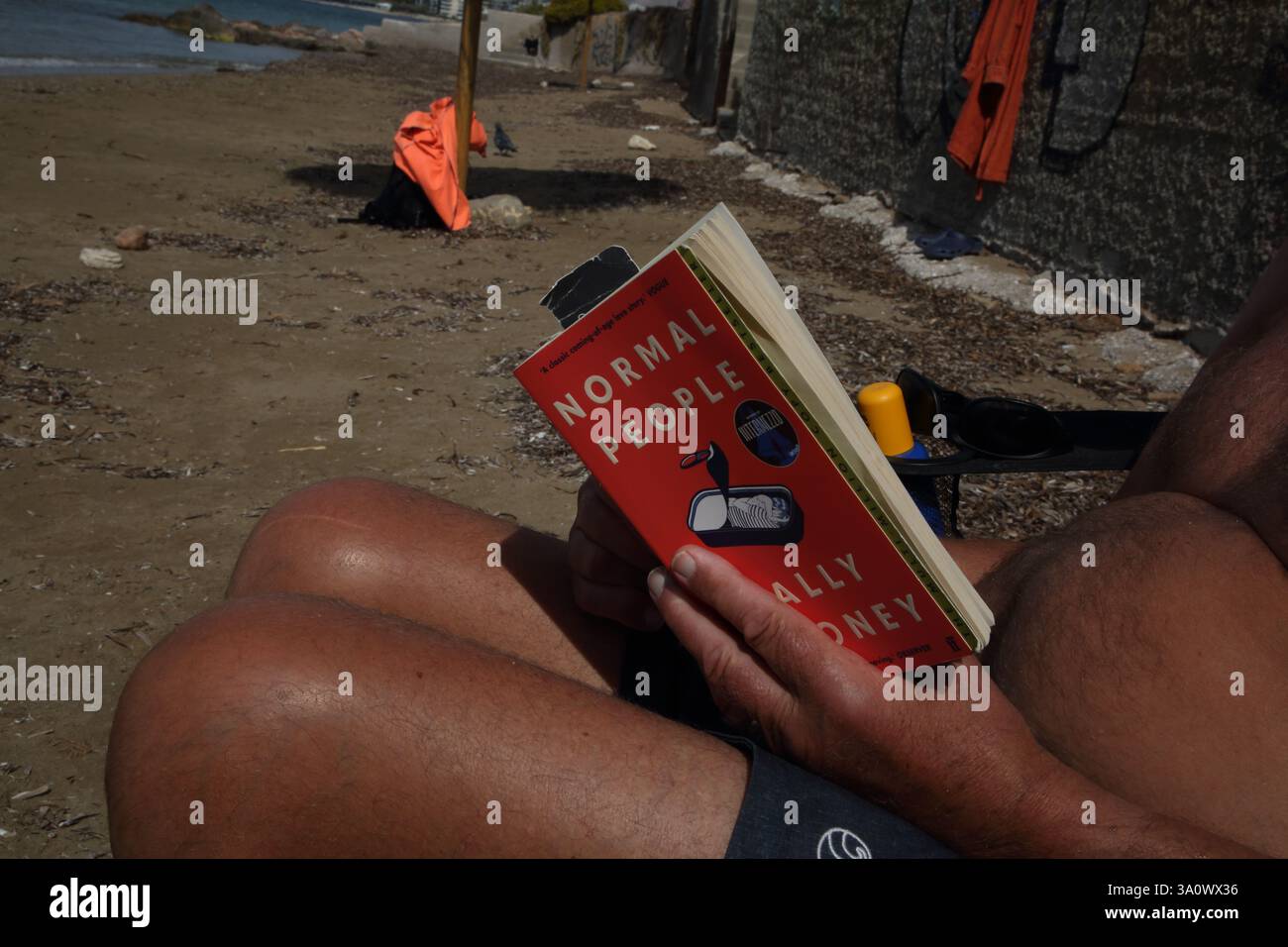 Libro di lettura turistica sulla spiaggia di Vouliagmeni Attica Grecia Foto Stock