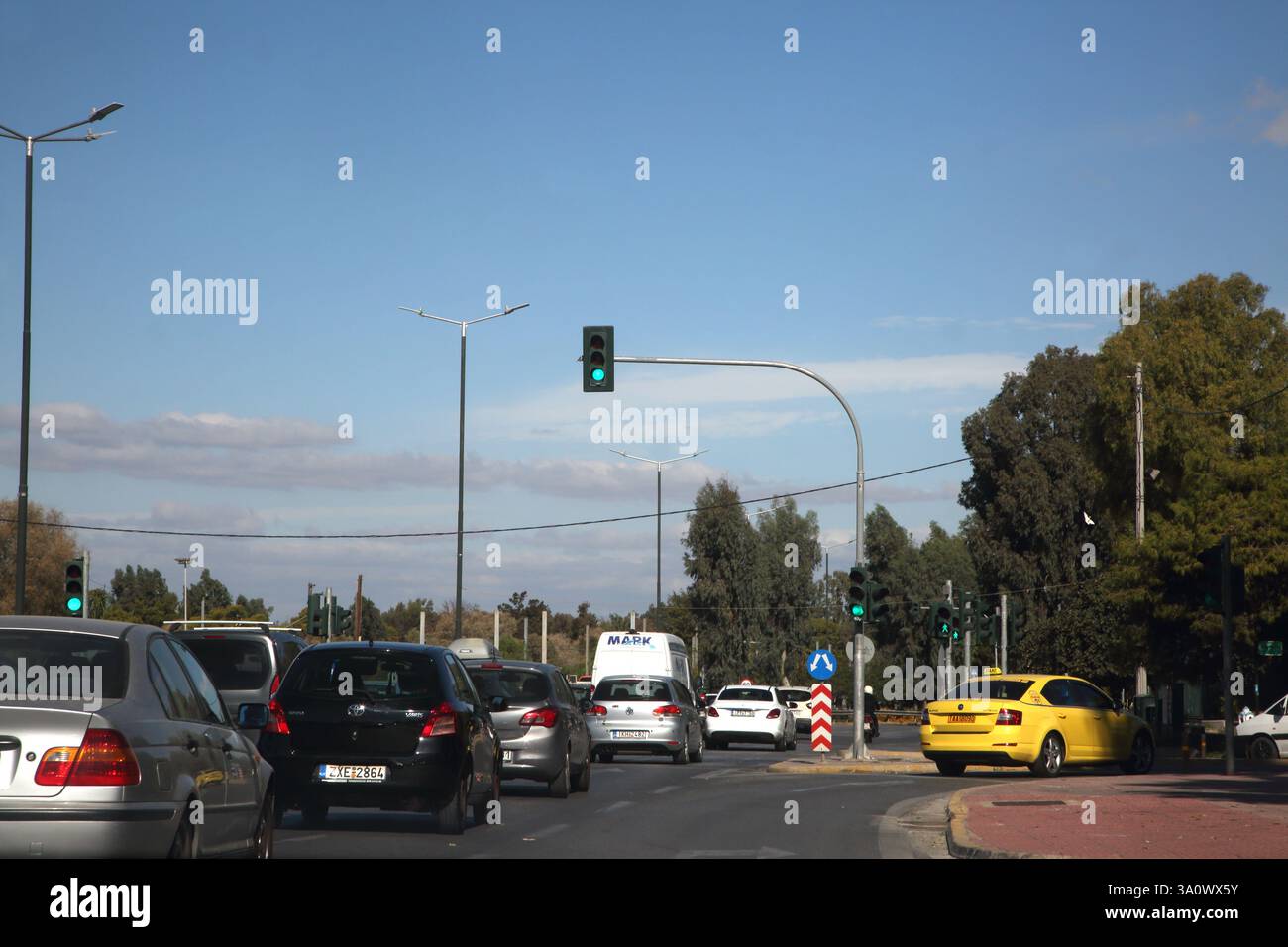 Traffico sulla strada per Glyfada Atene Attica Grecia Foto Stock
