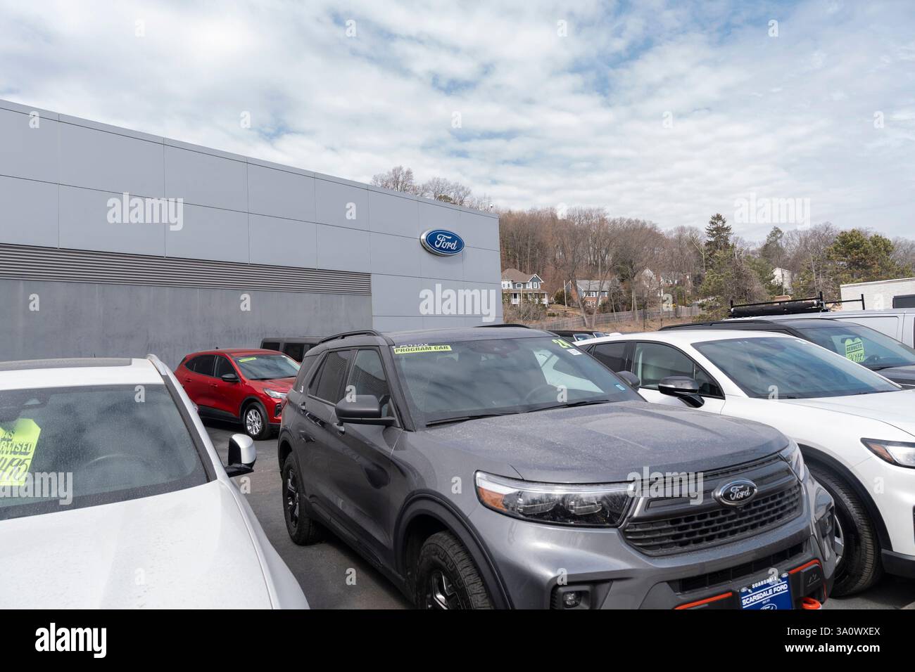Scarsdale, New York, 4 marzo 2025: Vista della concessionaria Ford a Scarsdale, New York il 4 marzo 2025, mentre il presidente Trump riscuoteva tariffe su Messico, Canada e Cina. Le tariffe minacciano di scatenare guerre commerciali. Molti marchi automobilistici famosi, tra cui Audi, BMW, Ford, General Motors e Honda, parti e veicoli commerciali in USA, Messico e Canada. Crediti: Lev Radin/Alamy Live News Foto Stock