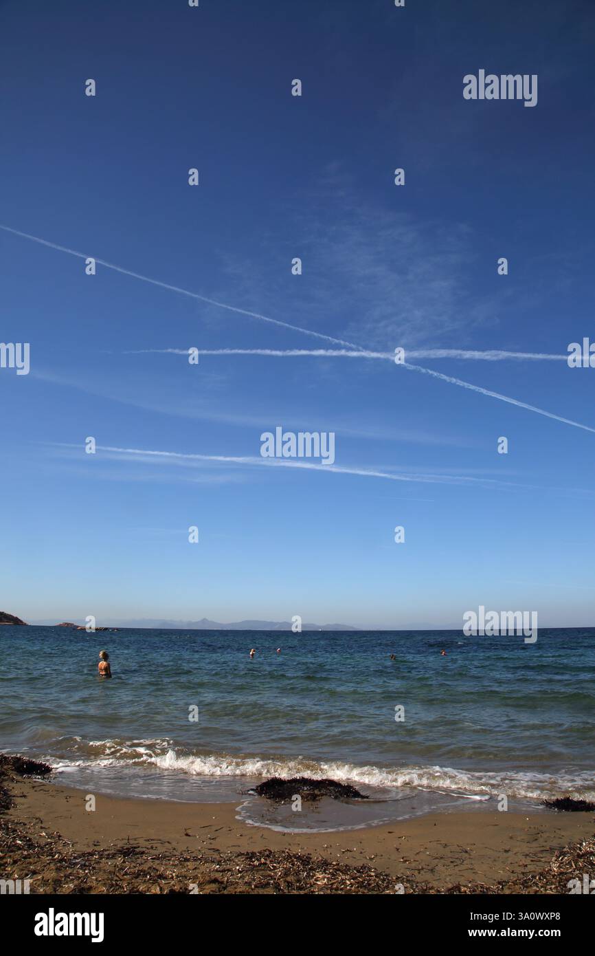 Jet Trails in the Sky Vouliagmeni Beach Grecia Foto Stock