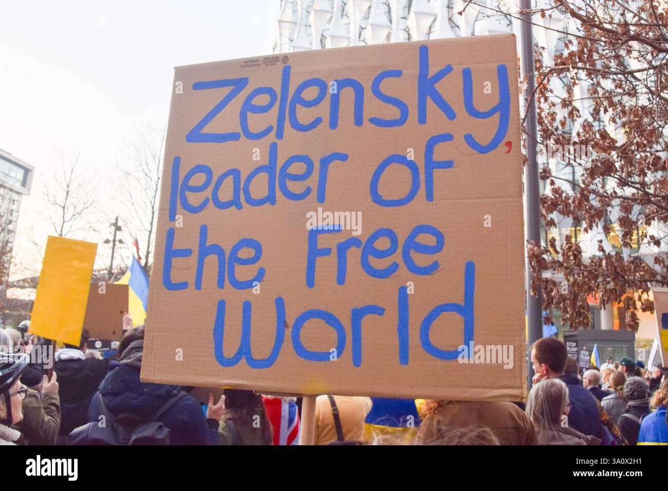 Londra, Inghilterra, Regno Unito. 5 marzo 2025. Un manifestante ha un cartello che chiama Zelenskyy il "leader del mondo libero" mentre le folle si riuniscono fuori dall'ambasciata degli Stati Uniti per protestare contro Trump e Putin dopo il cambiamento di posizione di Trump sull'Ucraina. (Credit Image: © Vuk Valcic/ZUMA Press Wire) SOLO PER USO EDITORIALE! Non per USO commerciale! Foto Stock