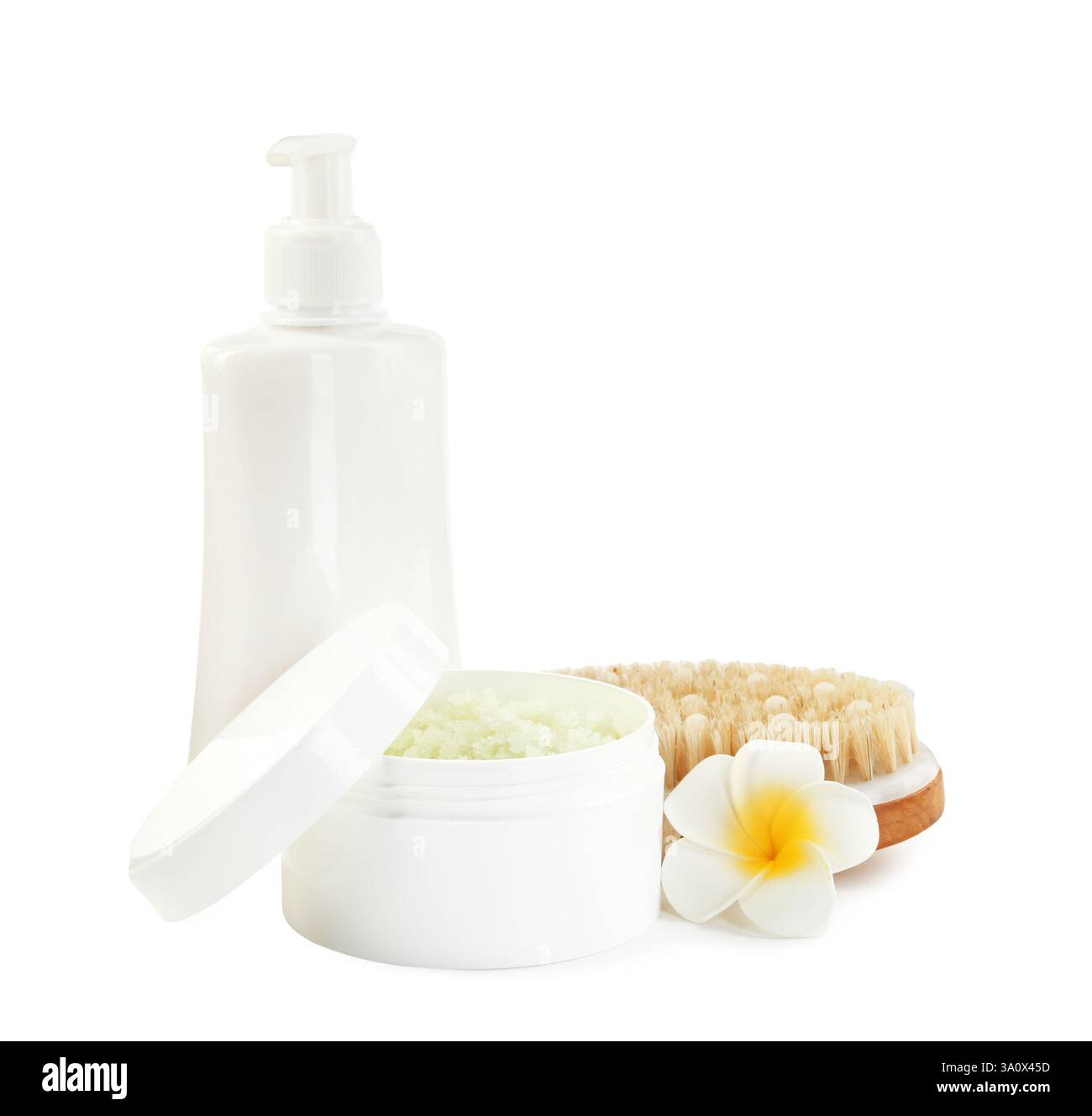 Diversi prodotti per la cura del corpo e fiori plumeria isolati su bianco Foto Stock