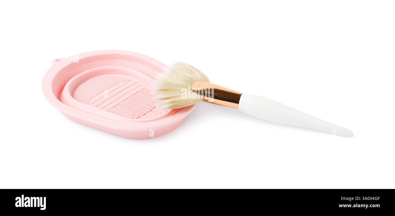 Spazzola per il trucco e tampone di pulizia isolati su bianco Foto Stock