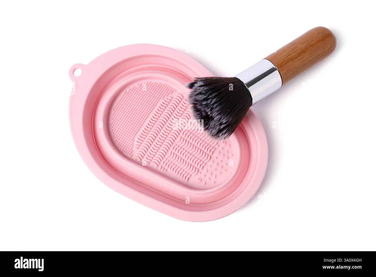 Spazzola per il trucco e tampone di pulizia isolati su bianco, vista dall'alto Foto Stock