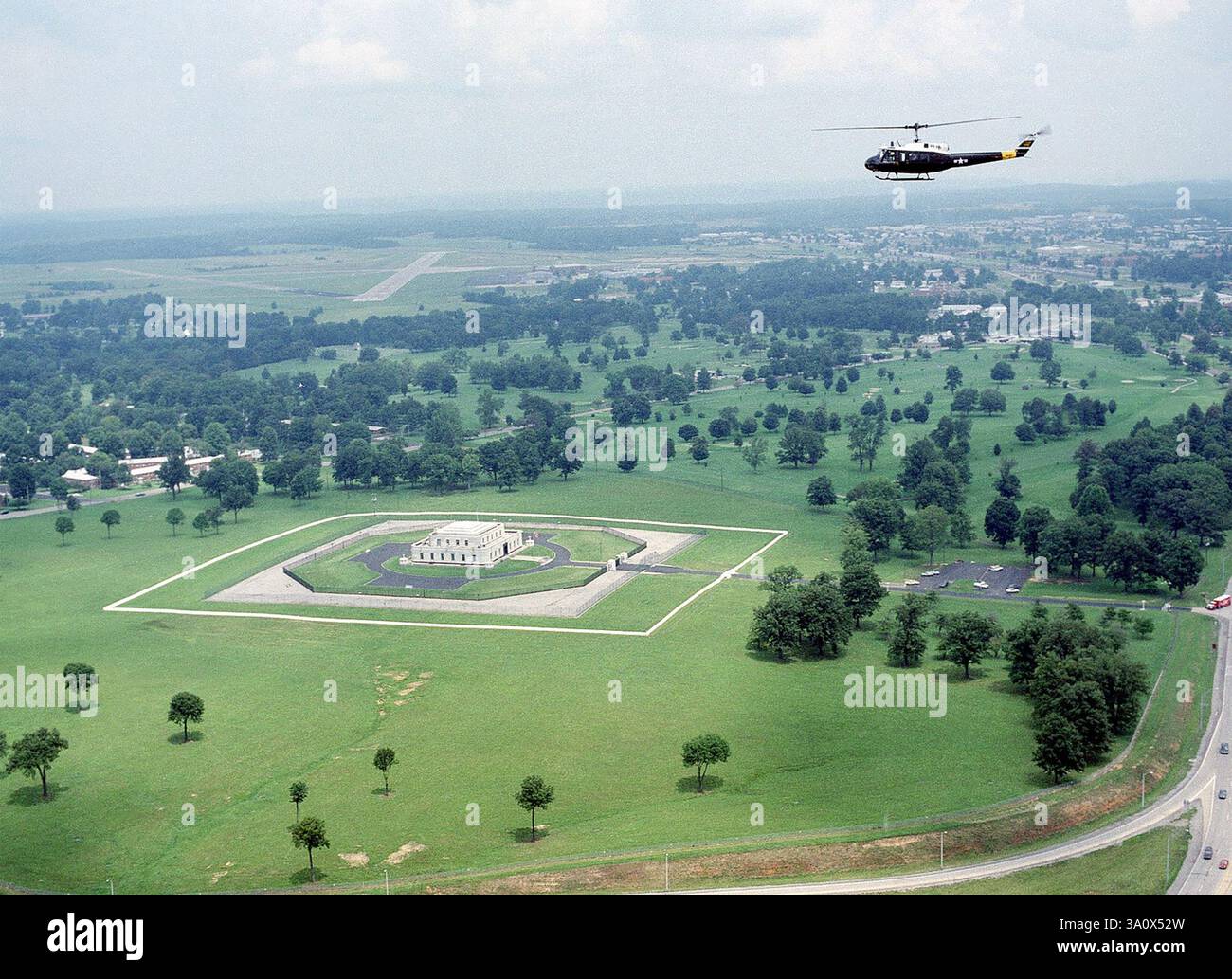 FORT KNOX a sud di Louisville, Kentucky, mostrando il deposito di lingotti d'oro e in lontananza il Goodman Army Airfield. Un elicottero UH-1 Iroquois dell'esercito americano sorvola il sito nel luglio 1989. Foto: John Coffman/ US Service files. Foto Stock