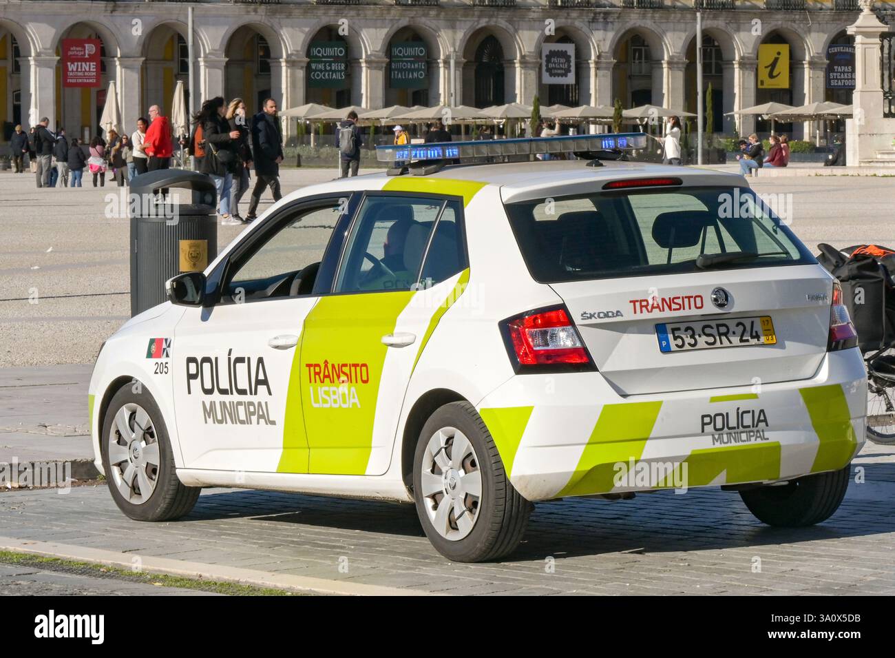 Lisbona, Portogallo, Europa - 13 gennaio 2025: Pattuglia della polizia municipale nel centro di Lisbona. Foto Stock