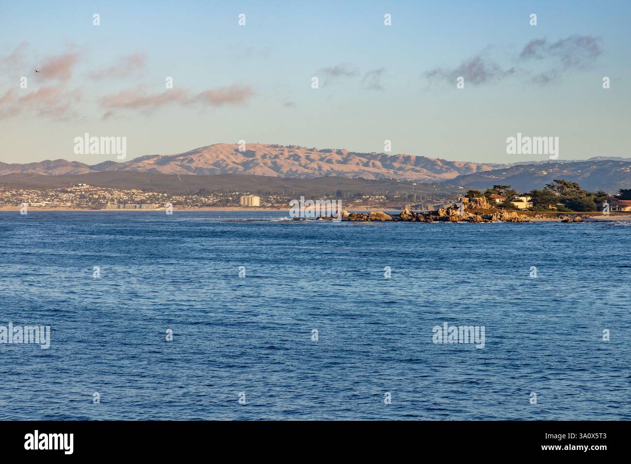 Montagne e spiaggia nella baia di Monterey, Pacific Grove, Monterey, California, Stati Uniti Foto Stock