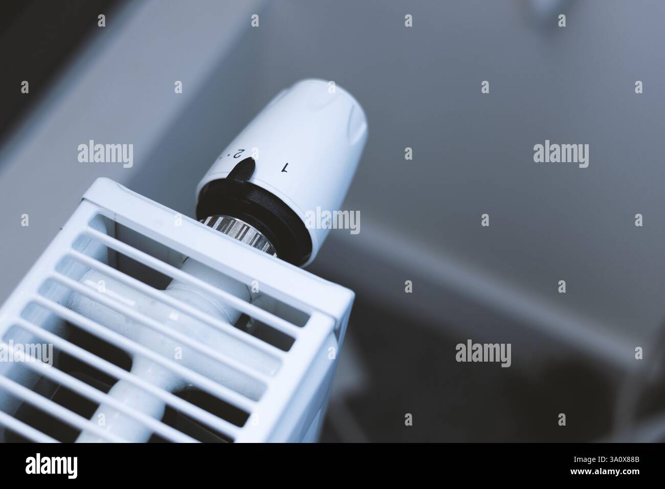 Regolatore sul radiatore di riscaldamento Foto Stock