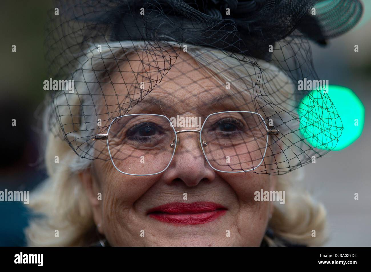 Madrid, Madrid, Spagna. 5 marzo 2025. Una donna della Confraternita Sardine indossa un velo sul viso, durante la celebrazione della sepoltura della parata Sardine che ha girato le strade di Madrid . La sepoltura della festa sarda è una processione funebre che si celebra ogni mercoledì delle ceneri, per salutare la settimana carnevalesca, risalente al XVIII secolo e che segna i quaranta giorni prima dell'arrivo della settimana Santa. (Immagine di credito: © Luis Soto/ZUMA Press Wire) SOLO PER USO EDITORIALE! Non per USO commerciale! Foto Stock