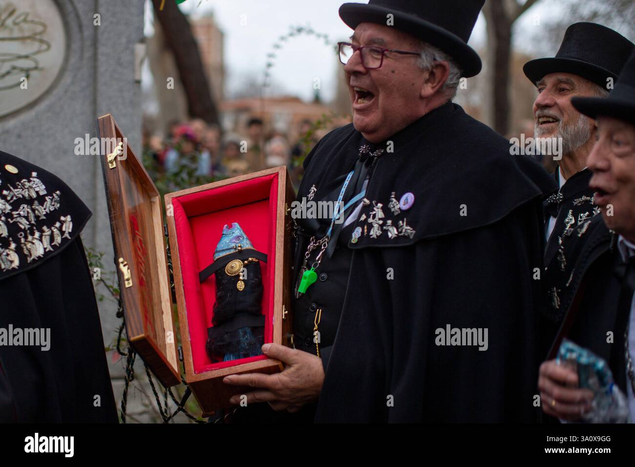 Madrid, Madrid, Spagna. 5 marzo 2025. Un membro della confraternita sardina mostra la sardina all'interno della bara, durante la celebrazione della sepoltura della parata sardina che girava per le strade di Madrid . La sepoltura della festa sarda è una processione funebre che si celebra ogni mercoledì delle ceneri, per salutare la settimana carnevalesca, risalente al XVIII secolo e che segna i quaranta giorni prima dell'arrivo della settimana Santa. (Immagine di credito: © Luis Soto/ZUMA Press Wire) SOLO PER USO EDITORIALE! Non per USO commerciale! Foto Stock