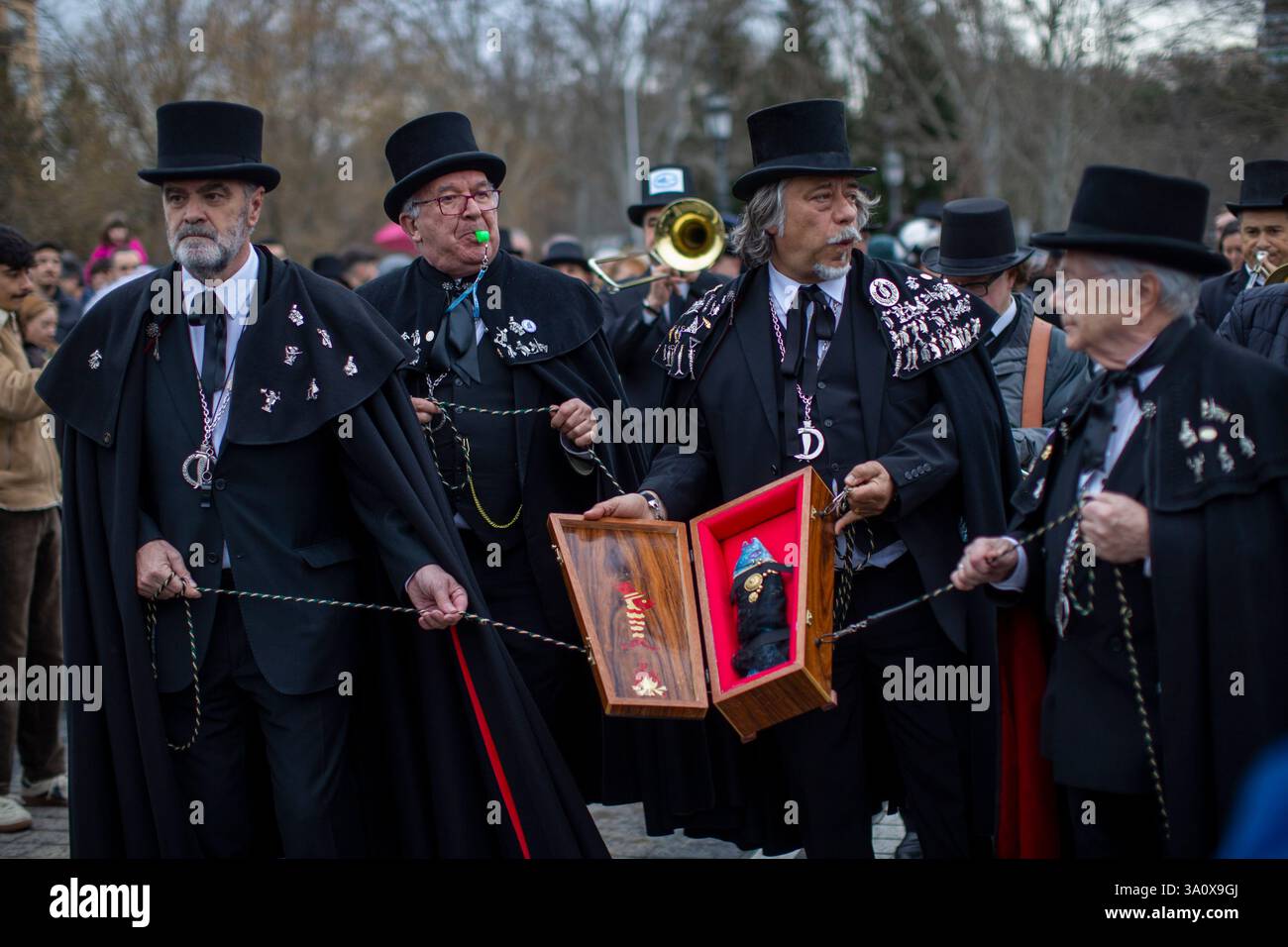 Madrid, Madrid, Spagna. 5 marzo 2025. I membri della Confraternita Sardine mostrano la sardina all'interno della bara, durante la celebrazione della sepoltura della parata Sardine che girava per le strade di Madrid . La sepoltura della festa sarda è una processione funebre che si celebra ogni mercoledì delle ceneri, per salutare la settimana carnevalesca, risalente al XVIII secolo e che segna i quaranta giorni prima dell'arrivo della settimana Santa. (Immagine di credito: © Luis Soto/ZUMA Press Wire) SOLO PER USO EDITORIALE! Non per USO commerciale! Foto Stock