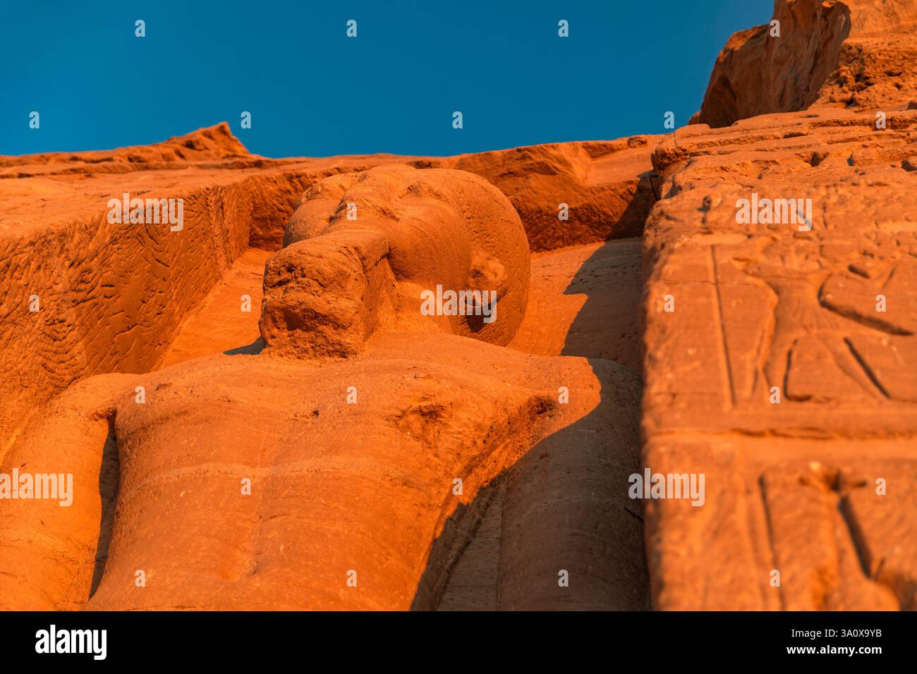 Abu Simbel, Egitto; 18 gennaio 2024: Scopri il maestoso Tempio di Ramses ad Abu Simbel, Egitto. Osserva la grandiosità dell'antica architettura egizia Foto Stock