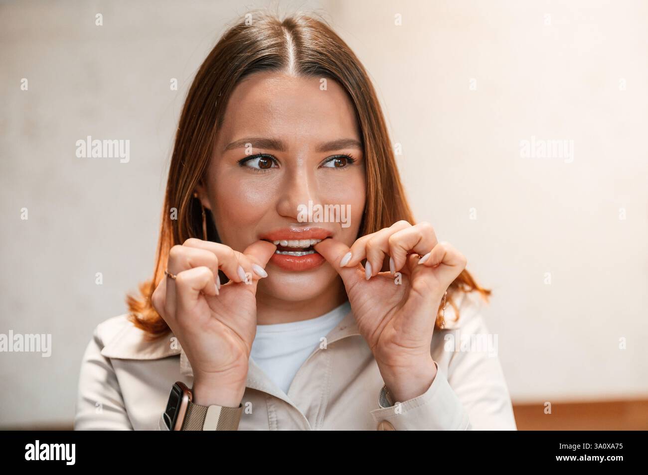 La donna sta toccando l'allineatore per mano. Foto Stock
