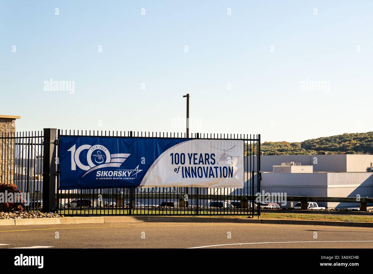Stratford, Connecticut - 17 ottobre 2024: Segnaletica al Gate 1 per Sikorsky, Una Lockheed Martin Company, 100 anni di innovazione. Foto Stock