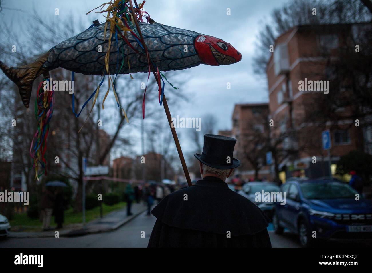 Madrid, Madrid, Spagna. 5 marzo 2025. Un membro della fratellanza sardina tiene in mano uno stendardo con una sardina, durante la celebrazione della sepoltura della parata sardina che ha girato le strade di Madrid . La sepoltura della festa sarda è una processione funebre che si celebra ogni mercoledì delle ceneri, per salutare la settimana carnevalesca, risalente al XVIII secolo e che segna i quaranta giorni prima dell'arrivo della settimana Santa. (Immagine di credito: © Luis Soto/ZUMA Press Wire) SOLO PER USO EDITORIALE! Non per USO commerciale! Foto Stock