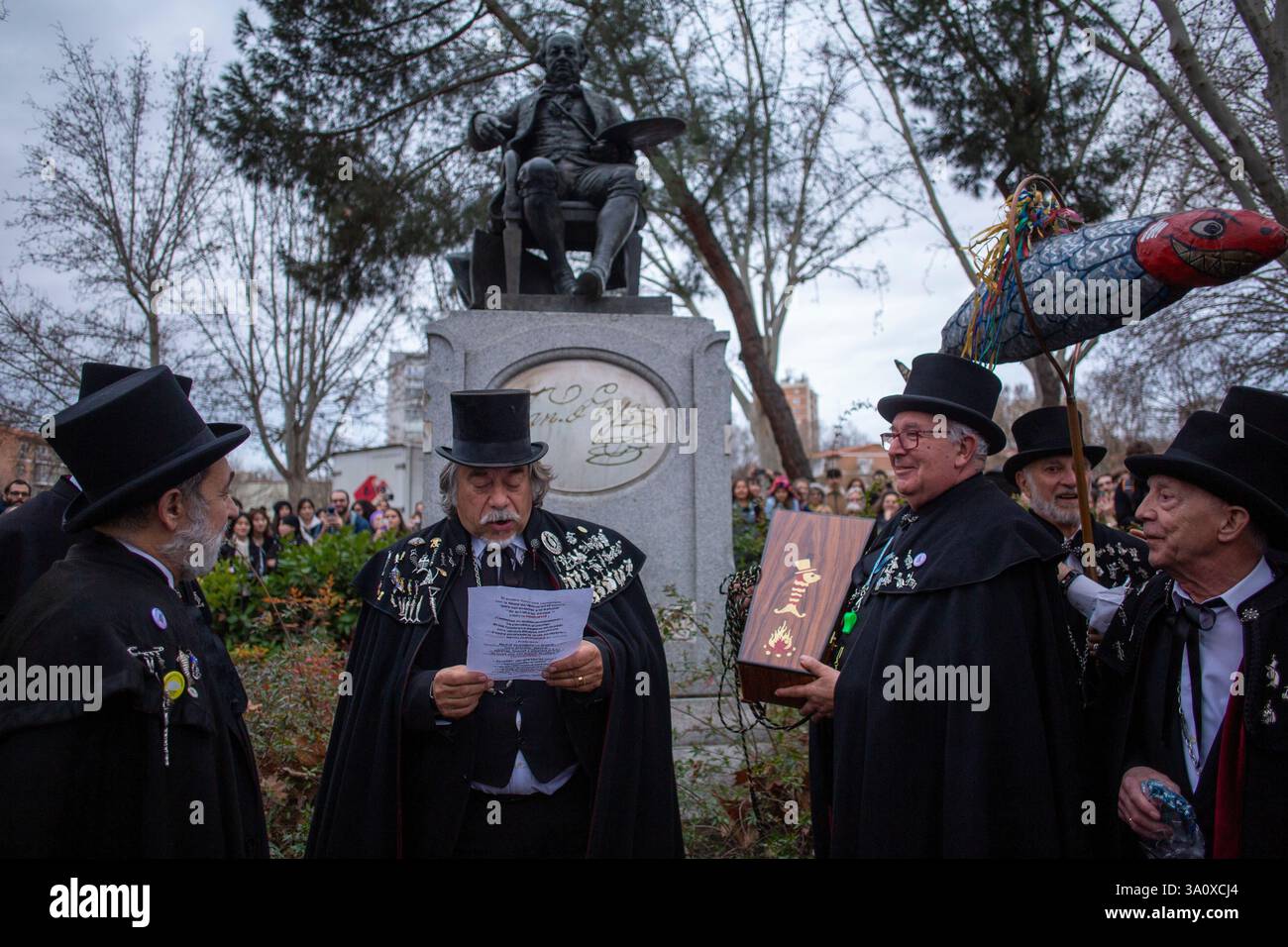 Madrid, Madrid, Spagna. 5 marzo 2025. I membri della Fratellanza Sardina tengono un discorso sotto la statua del pittore spagnolo Francisco de Goya, durante la celebrazione della sepoltura della parata Sardine che ha visitato le strade di Madrid . La sepoltura della festa sarda è una processione funebre che si celebra ogni mercoledì delle ceneri, per salutare la settimana carnevalesca, risalente al XVIII secolo e che segna i quaranta giorni prima dell'arrivo della settimana Santa. (Immagine di credito: © Luis Soto/ZUMA Press Wire) SOLO PER USO EDITORIALE! Non per USO commerciale! Foto Stock