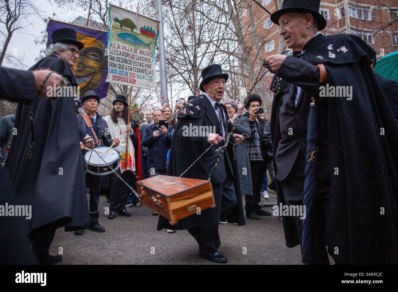 Madrid, Madrid, Spagna. 5 marzo 2025. I membri della confraternita sardina fanno la danza della bara della sardina, durante la celebrazione della sepoltura della parata sardina che girava per le strade di Madrid . La sepoltura della festa sarda è una processione funebre che si celebra ogni mercoledì delle ceneri, per salutare la settimana carnevalesca, risalente al XVIII secolo e che segna i quaranta giorni prima dell'arrivo della settimana Santa. (Immagine di credito: © Luis Soto/ZUMA Press Wire) SOLO PER USO EDITORIALE! Non per USO commerciale! Foto Stock