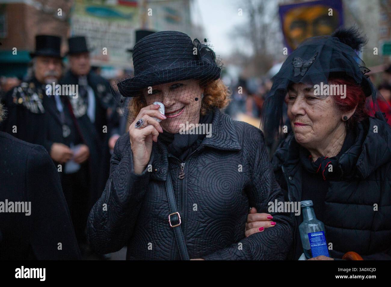 Madrid, Madrid, Spagna. 5 marzo 2025. Le donne della Confraternita Sardina fingono di piangere, durante la celebrazione della sepoltura della parata Sardine che ha girato le strade di Madrid . La sepoltura della festa sarda è una processione funebre che si celebra ogni mercoledì delle ceneri, per salutare la settimana carnevalesca, risalente al XVIII secolo e che segna i quaranta giorni prima dell'arrivo della settimana Santa. (Immagine di credito: © Luis Soto/ZUMA Press Wire) SOLO PER USO EDITORIALE! Non per USO commerciale! Foto Stock