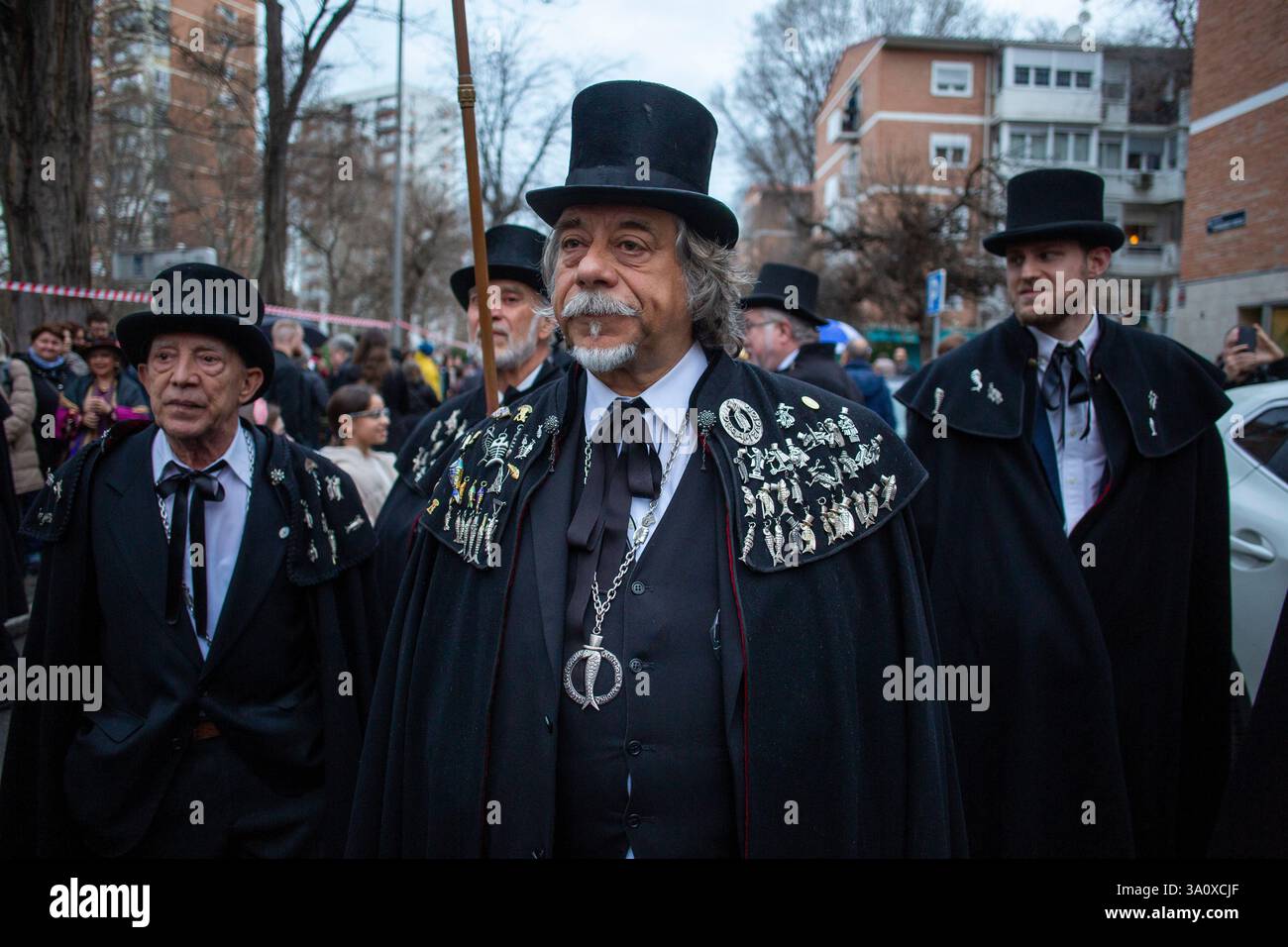 Madrid, Madrid, Spagna. 5 marzo 2025. Collane allegoriche delle sardine pendono dal collo di uno dei membri della fratellanza sardina, durante la celebrazione della sepoltura della parata sardina che girava per le strade di Madrid . La sepoltura della festa sarda è una processione funebre che si celebra ogni mercoledì delle ceneri, per salutare la settimana carnevalesca, risalente al XVIII secolo e che segna i quaranta giorni prima dell'arrivo della settimana Santa. (Immagine di credito: © Luis Soto/ZUMA Press Wire) SOLO PER USO EDITORIALE! Non per USO commerciale! Foto Stock