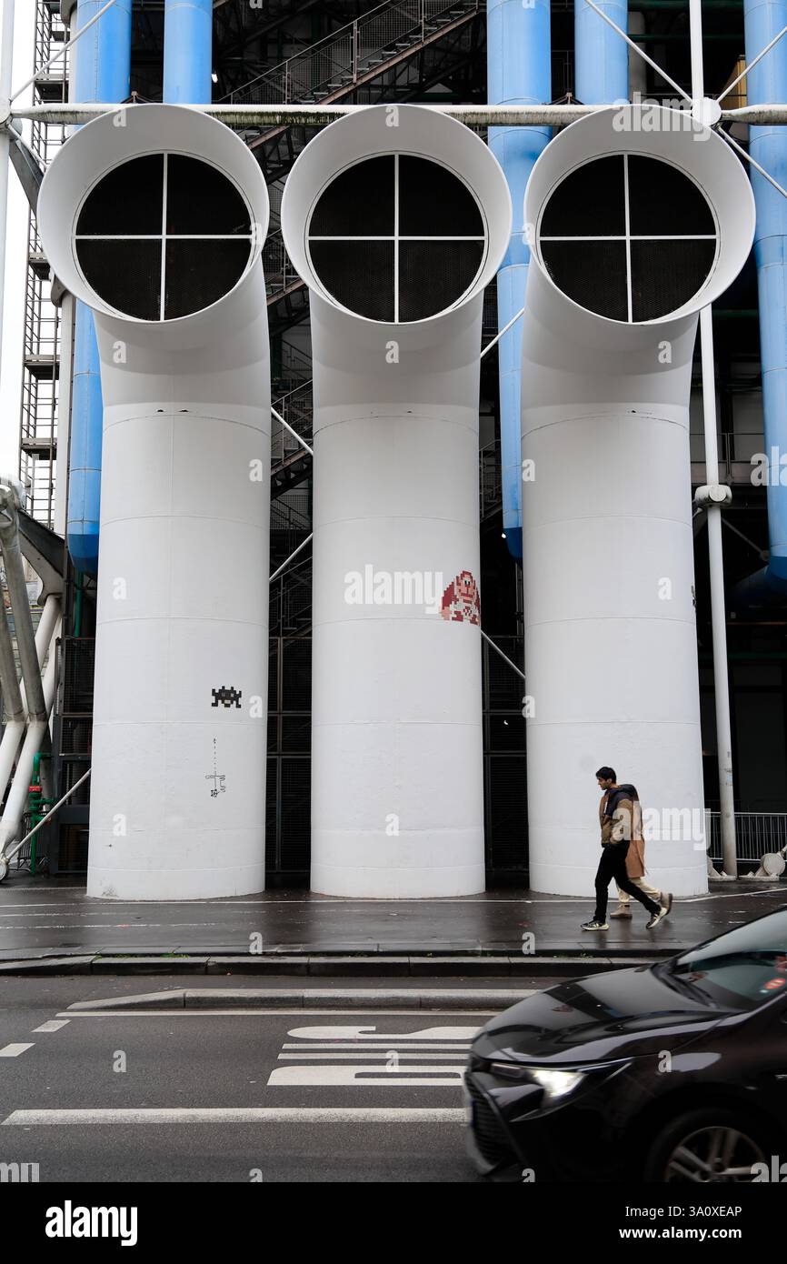 Persone che camminano dal Centro Pompidou lungo Rue Beaubourg. Parigi. Francia Foto Stock