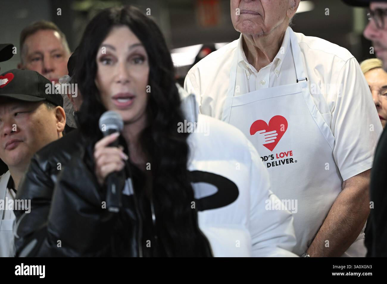 New York, Stati Uniti. 5 marzo 2025. Il cantante americano Cher visita i volontari e lo staff di cucina di God's Love We Deliver, New York, New York, 5 marzo 2025. (Foto di Anthony Behar/SipaUSA) credito: SIPA USA/Alamy Live News Foto Stock