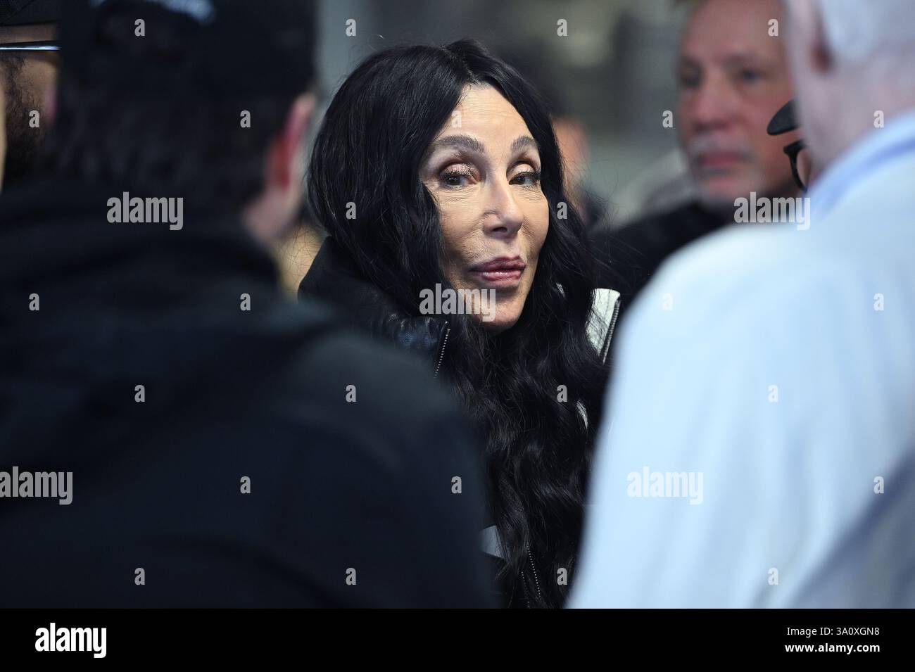 New York, Stati Uniti. 5 marzo 2025. Il cantante americano Cher (centro) visita i volontari e lo staff di cucina di God's Love We Deliver, New York, New York, 5 marzo 2025. (Foto di Anthony Behar/SipaUSA) credito: SIPA USA/Alamy Live News Foto Stock