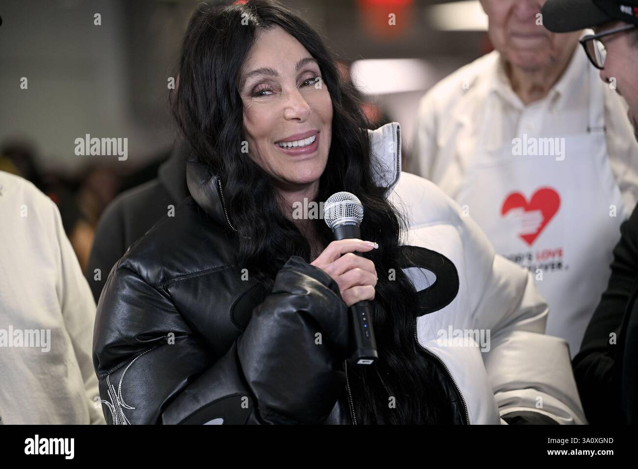 New York, Stati Uniti. 5 marzo 2025. Il cantante americano Cher visita i volontari e lo staff di cucina di God's Love We Deliver, New York, New York, 5 marzo 2025. (Foto di Anthony Behar/SipaUSA) credito: SIPA USA/Alamy Live News Foto Stock