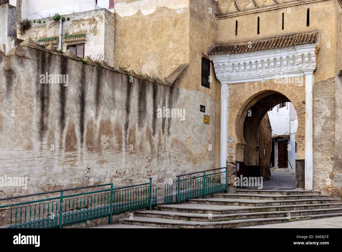 Tetouan, una città nel nord del Marocco, è soprannominata "la colomba bianca" a causa della sua medina imbiancata e delle sue influenze culturali spagnole. Foto Stock