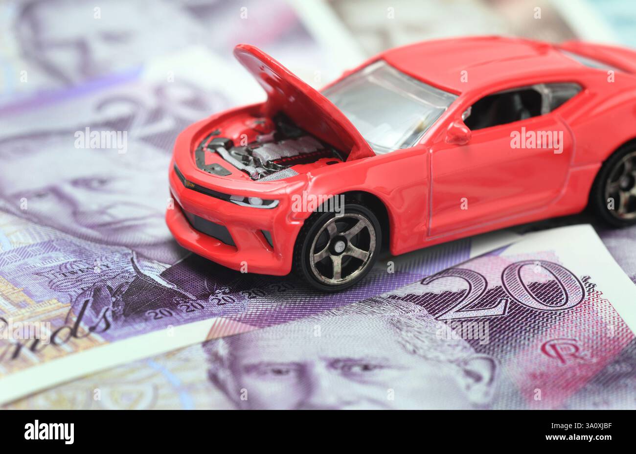 MODELLO DI AUTO CON COFANO APERTO E BANCONOTE BRITANNICHE RIPARAZIONI RIPARAZIONI GUASTI COSTI GARAGE ETC UK Foto Stock