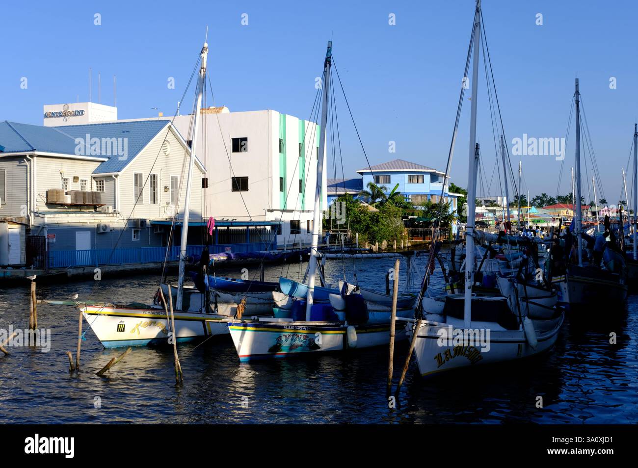 Attracco di barche ricreative lungo l'Haulover Creek nella città di Belize. Belize Foto Stock