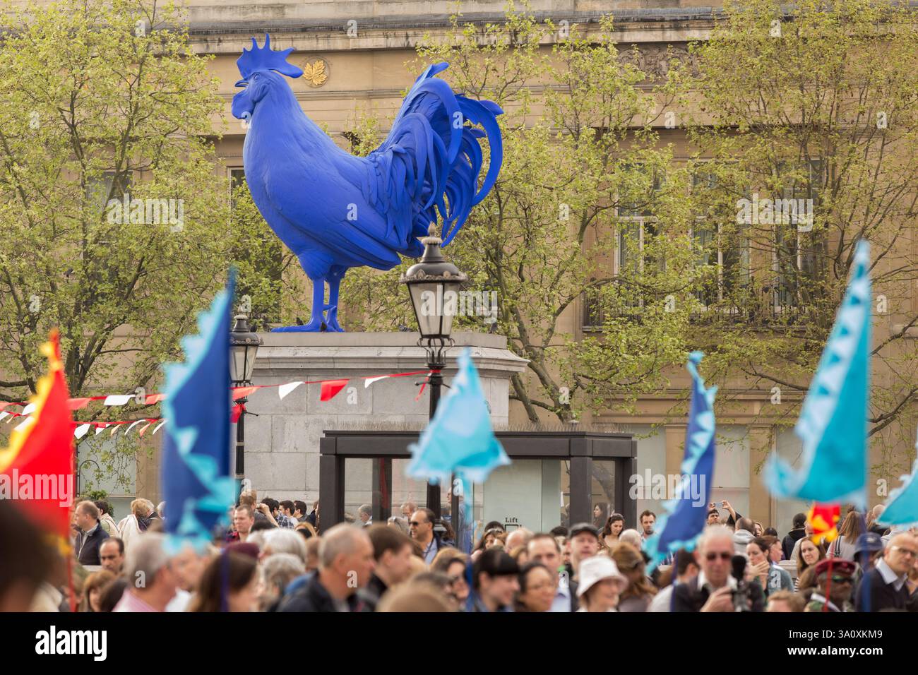 Una grande folla si riunisce a Trafalgar Square, Londra Foto Stock