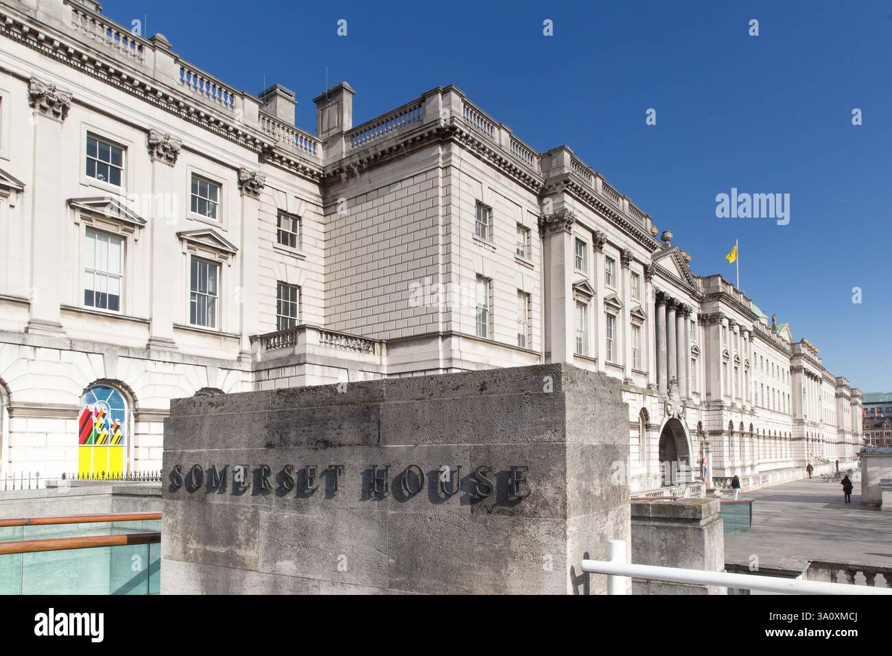 Somerset House, Londra, Regno Unito. Esterno dell'edificio storico. Giornata di sole. Foto Stock