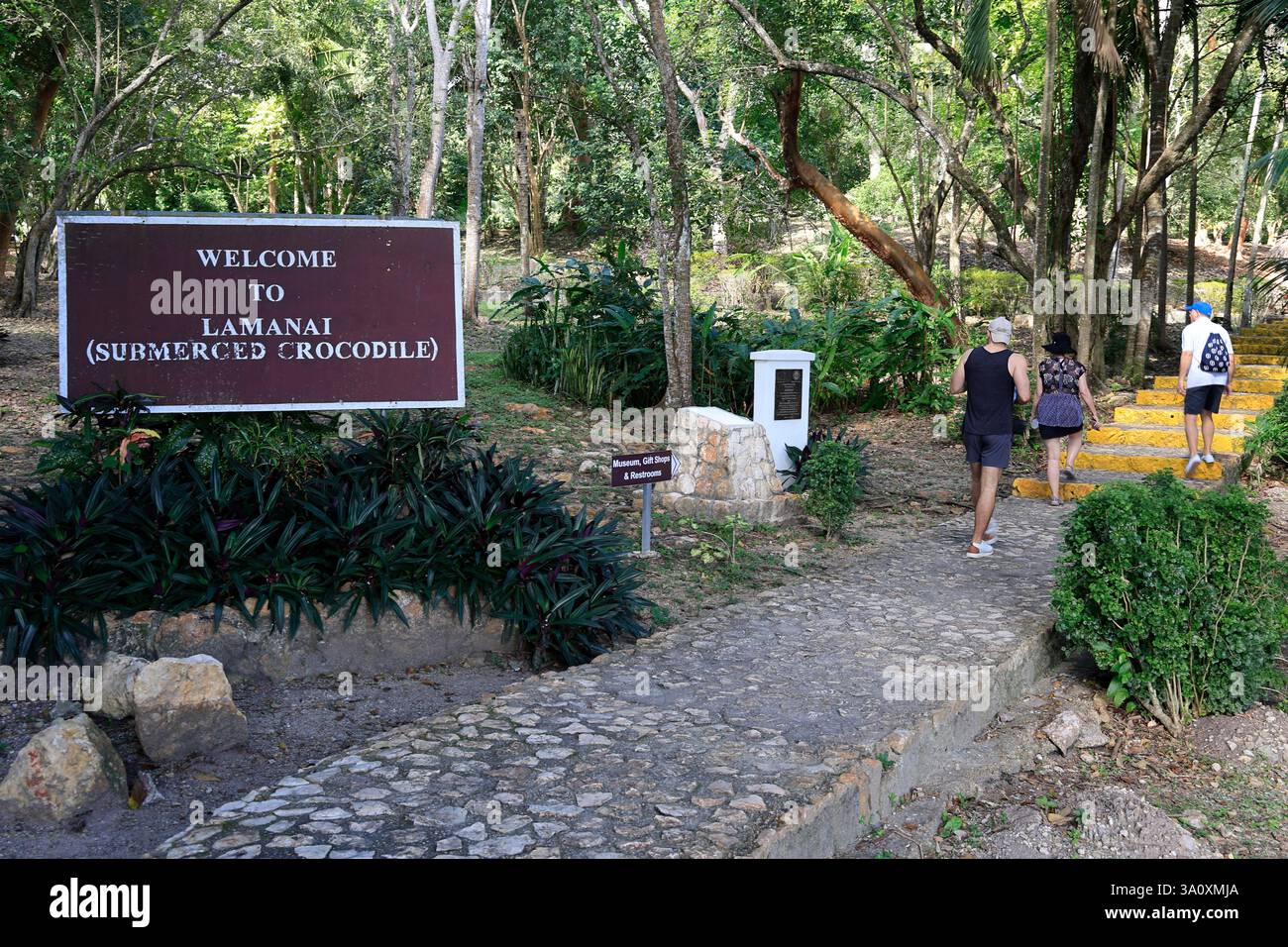 Cartello di benvenuto del sito archeologico di Lamanai vicino all'ingresso. Orange Walk District. Belize Foto Stock
