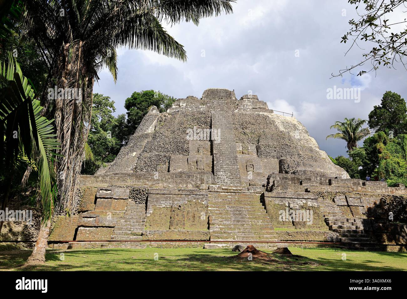 Il tempio di Hight del sito archeologico Maya di Lamanai. Orange Walk District. Belize Foto Stock